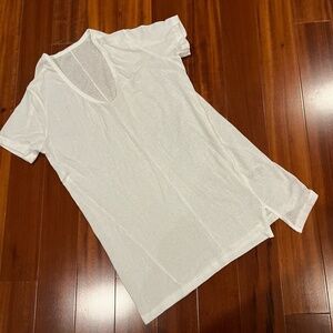 New NWOT SUNDRY White T-Shirt V-Neck Short Sleeve Side Slit Cotton Size 0 / XS‎
